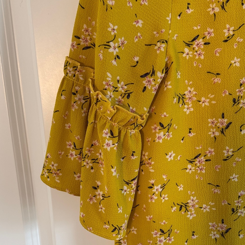 Everly 3/4 Bell Sleeve Mustard Floral Blouse Small - Picture 5 of 8